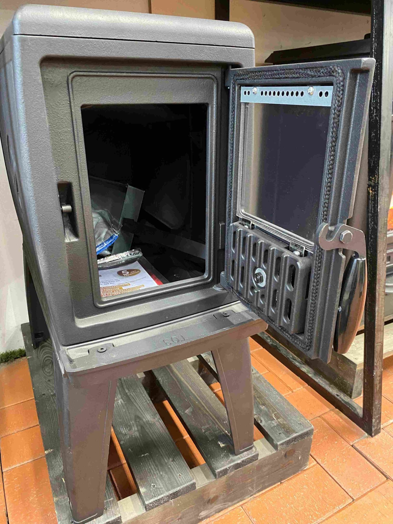 Zeige cast iron wood stove