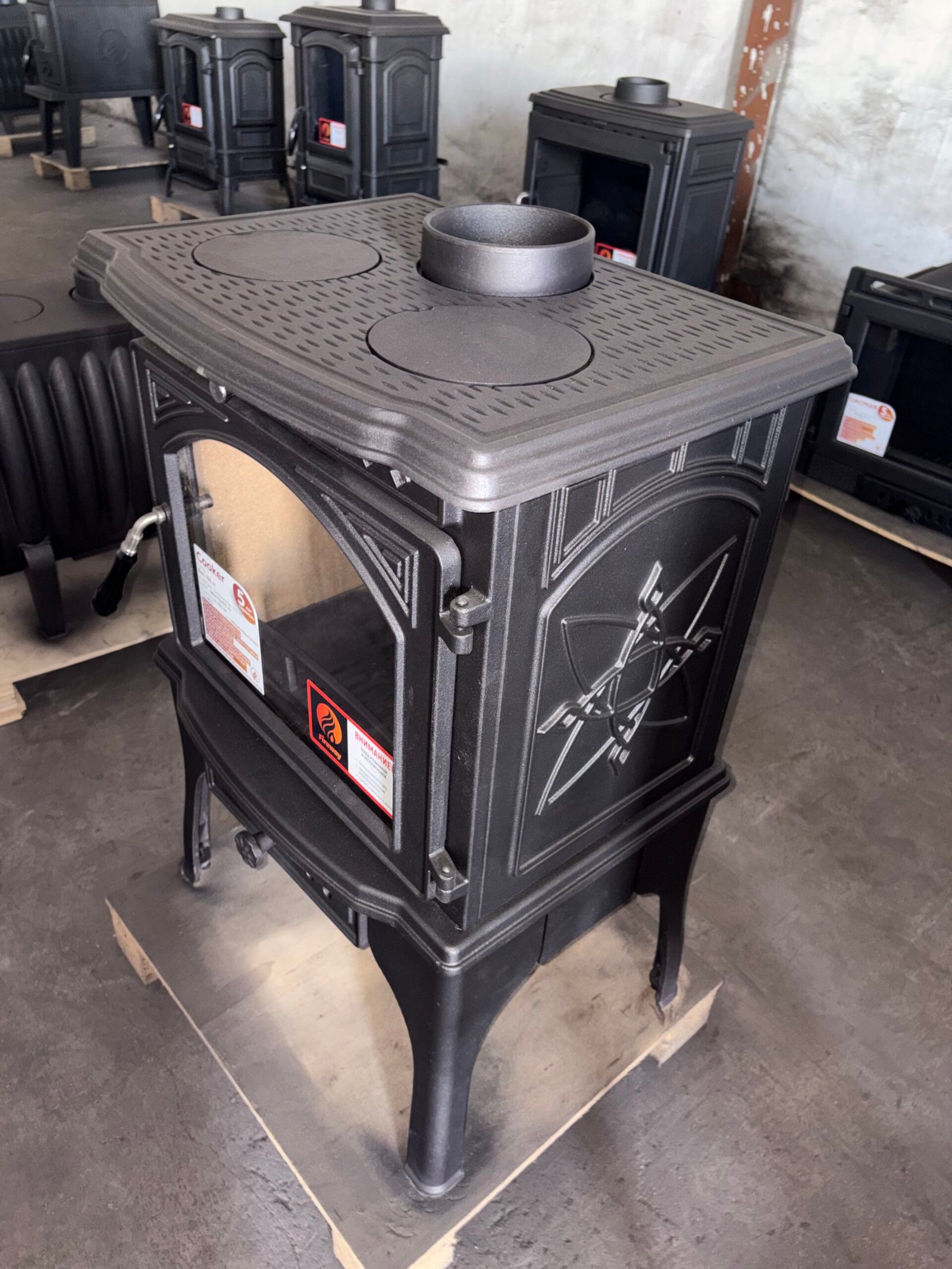 Cooker cast iron stove with two-hotplate cooking plate